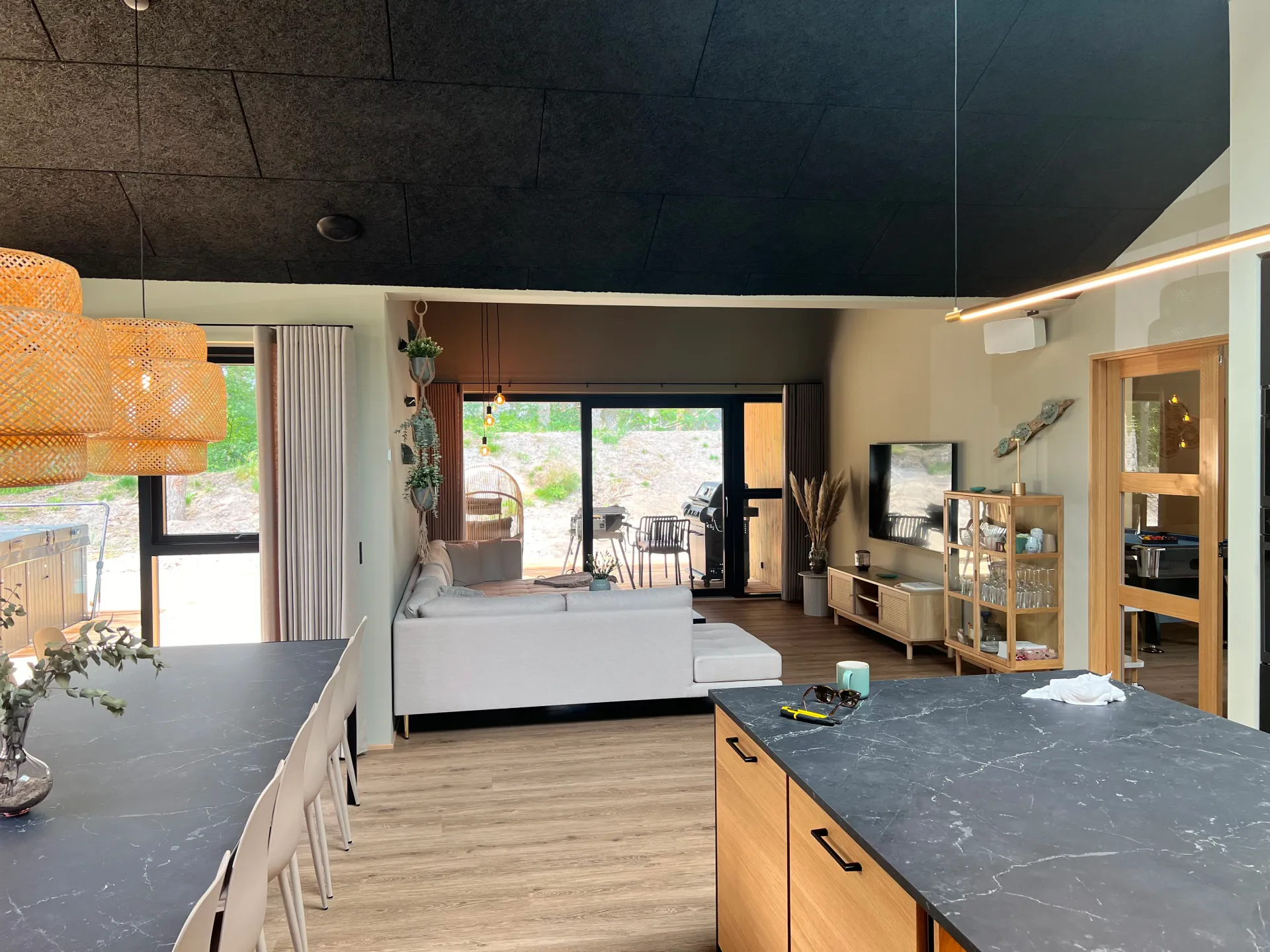 Køkken og opholdsstue i poolhus — Arkitekttegnestuen Yderskov